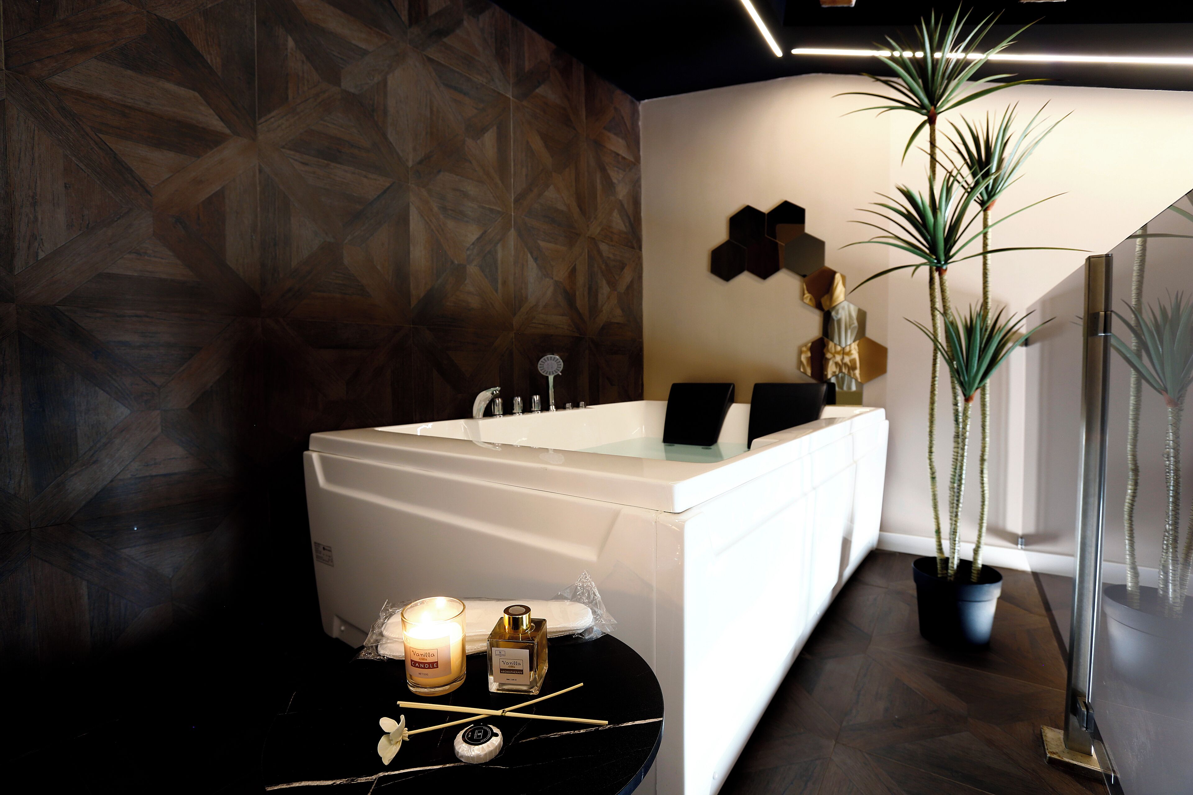 Superior-Doppel- oder -Zweibettzimmer, 1 King-Bett, Balkon, Stadtblick | Badezimmer | Badewanne und Dusche (separat), Whirlpool, Hydromassagedusche