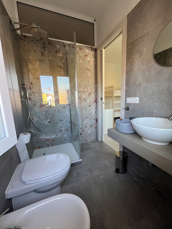 Bruser, hårtørrer, bidet, håndklæder