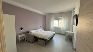 A bedroom with a bed, bedside tables, a desk, and a window with curtains. - Sve's House (Roma)
