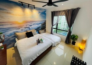 Un dormitorio con una cama grande, un ventilador de techo, una ventana con cortinas y un mural en la pared que muestra nubes y un amanecer.
