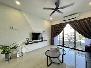 Premier Apartment, 4 Bedrooms | Living area