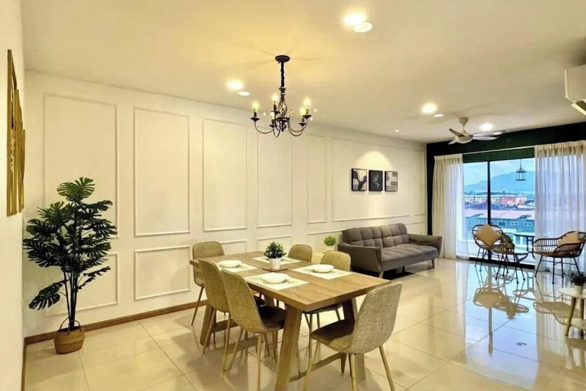 Comfort Apartment, 4 Bedrooms, City View | Living area