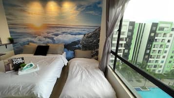 Deluxe suite, 3 slaapkamers, uitzicht op zwembad | 3 slaapkamers, gratis wifi, beddengoed