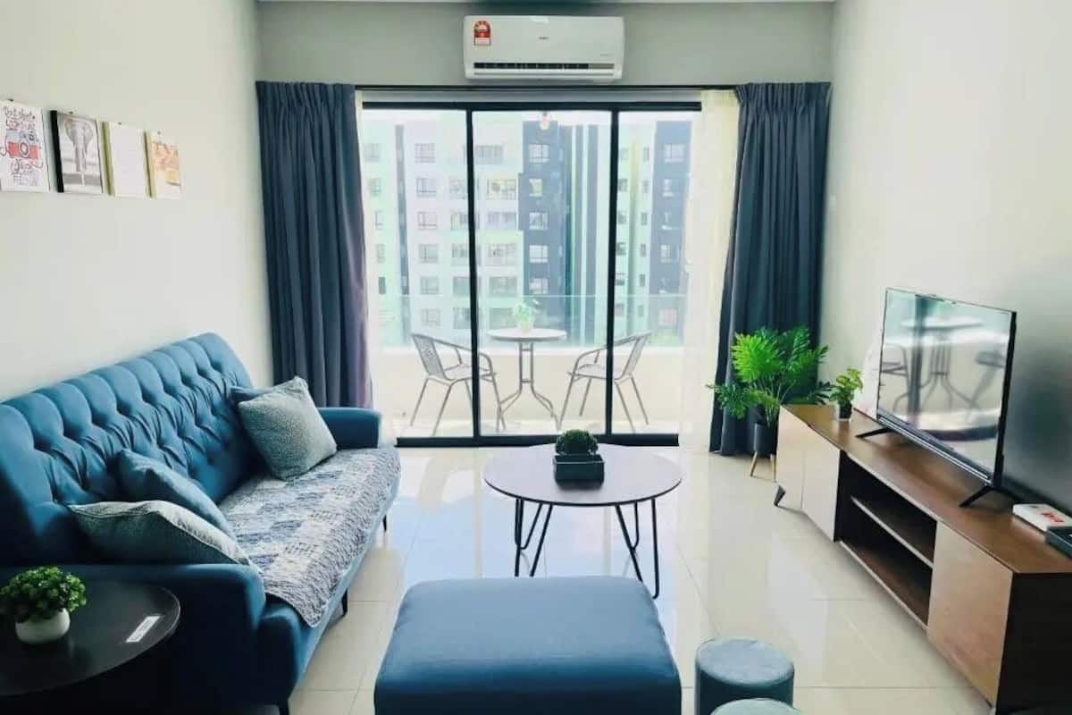 Junior Suite, 3 Bedrooms, Pool View | Living area