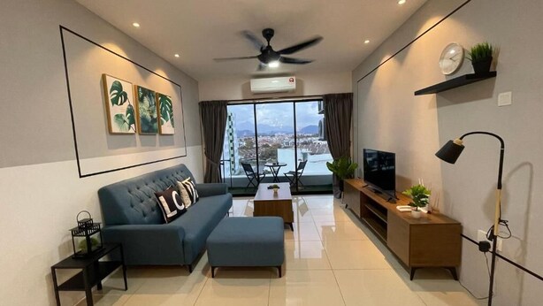Una sala de estar moderna con un sofá azul, una mesa de centro, un televisor y un ventilador de techo.