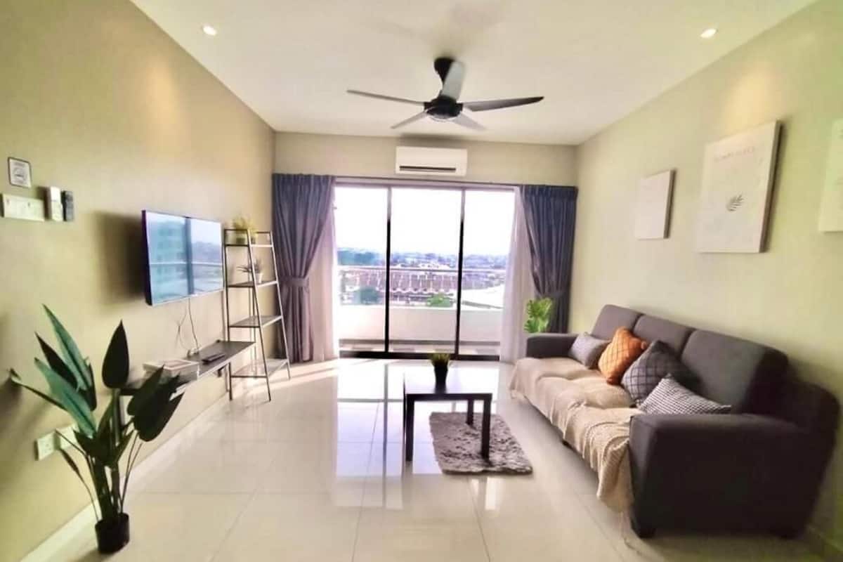 Grand Apartment, 4 Bedrooms, Pool View | Living area