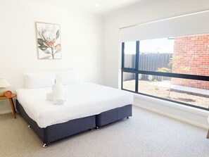 3 slaapkamers, een strijkplank/strijkijzer, gratis wifi, beddengoed