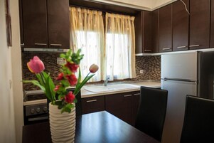 Villa Deluxe | Cocina privada | Frigorífico, placa de cocina, hervidor eléctrico y tostadora