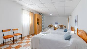 3 kamar tidur, tempat tidur bayi gratis, dan seprai linen