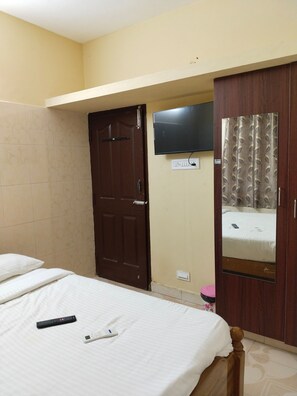 Desk, blackout drapes, soundproofing, free WiFi