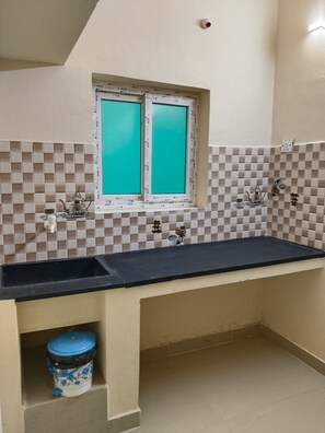 Deluxe Double or Twin Room, Balcony, Garden View | Private kitchen | Cookware/dishes/utensils