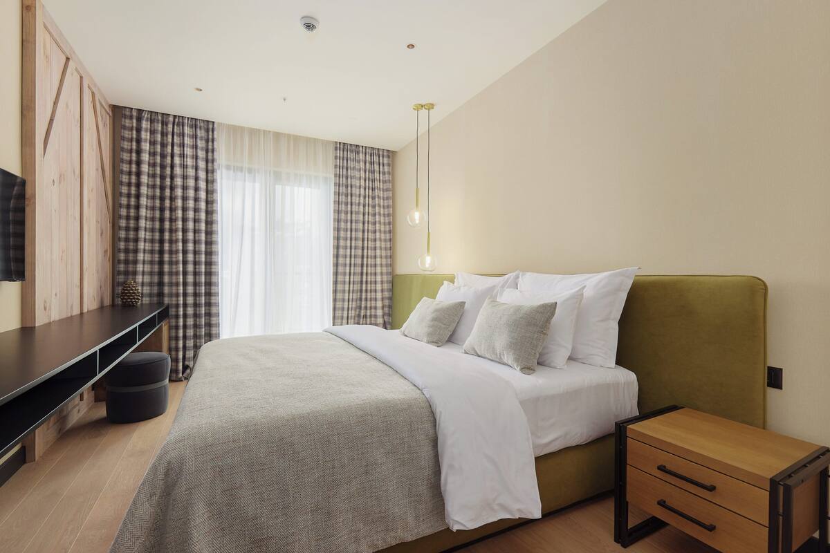 Premium bedding, minibar, in-room safe, desk