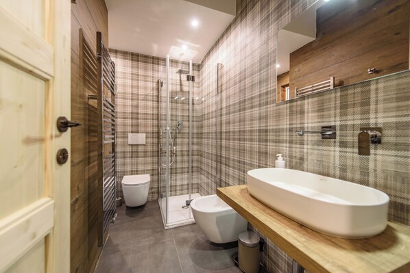 Shower, hair dryer, towels, soap - Maison Beillardey (La Salle)