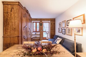 アパートメント マウンテンビュー | リビング エリア | 薄型テレビ