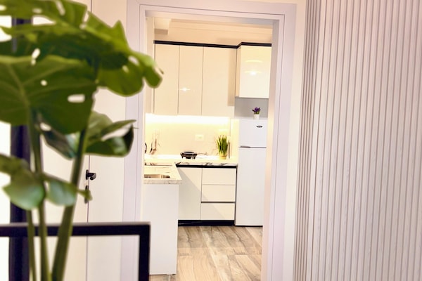 Deluxe Apartment, 2 Bedrooms, Balcony | Ruang tamu | 40 inci sebuah televisyen pintar dengan satelit