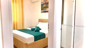 Escritorio, wifi gratis y ropa de cama