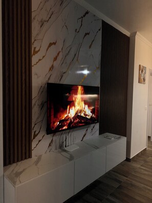 Deluxe-lejlighed - 2 soveværelser - balkon | Opholdsområde | 40-tommers smart-tv med satellitkanaler