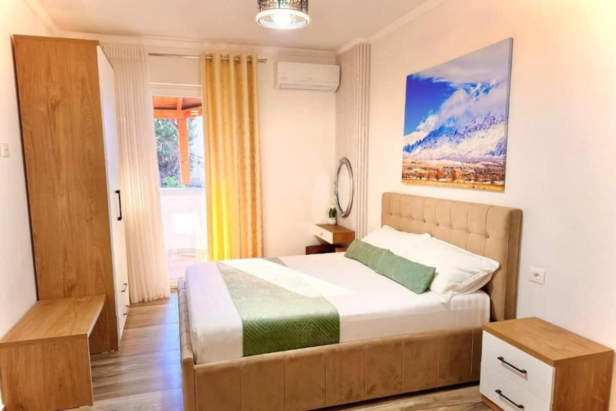 Escritorio, wifi gratis y ropa de cama 