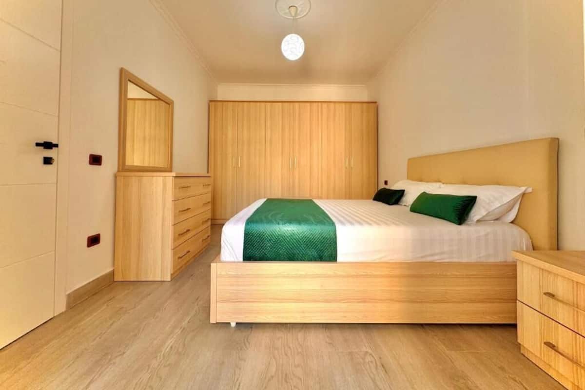 Escritorio, wifi gratis y ropa de cama 