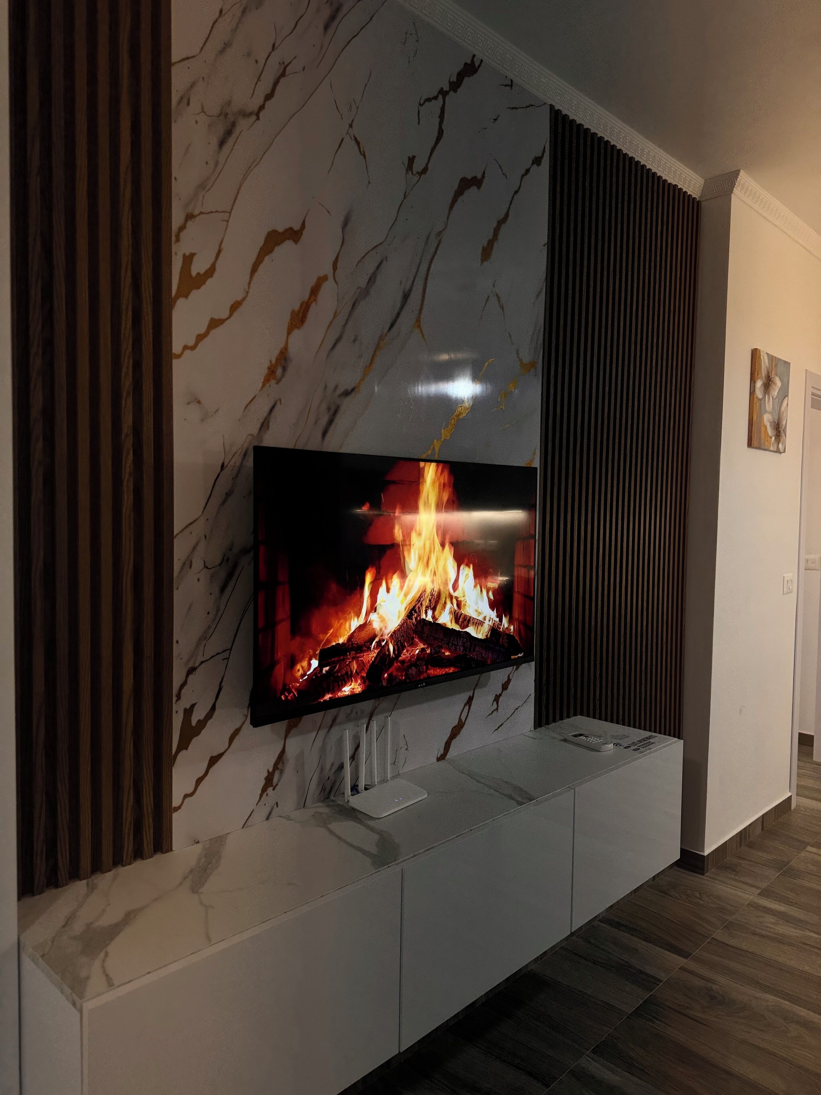 Appartement Deluxe, 2 chambres, balcon | Coin séjour | TV connectée de 40 pouces avec chaînes par satellite