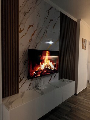 デラックス アパートメント 2 ベッドルーム バルコニー | リビング エリア | 40 インチのスマートテレビ (衛星放送視聴可)