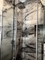 Apartamento, 1 cama doble con sofá cama | Baño | Ducha, artículos de higiene personal gratuitos, secador de pelo y bidé