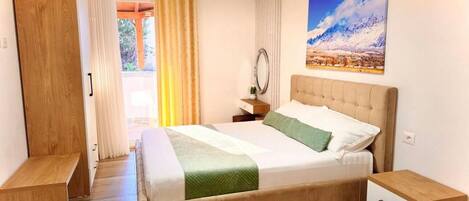 Apartamento luxo, 2 quartos, sacada | Escrivaninha, Wi-Fi de cortesia, roupa de cama