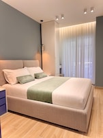 Escritorio, wifi gratis y ropa de cama