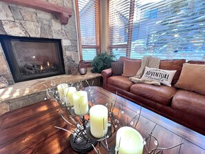 Interior - Eagles Nest • Mtn Views • Dog-Friendly • Ev Charger • Ski/Hike (Silverthorne)