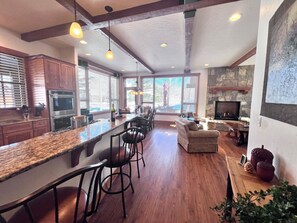 Fridge, microwave, oven, dishwasher - Eagles Nest • Mtn Views • Dog-Friendly • Ev Charger • Ski/Hike (Silverthorne)