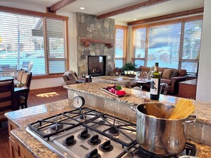 Interior - Eagles Nest • Mtn Views • Dog-Friendly • Ev Charger • Ski/Hike (Silverthorne)