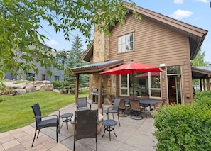 Outdoor dining - Eagles Nest • Mtn Views • Dog-Friendly • Ev Charger • Ski/Hike (Silverthorne)