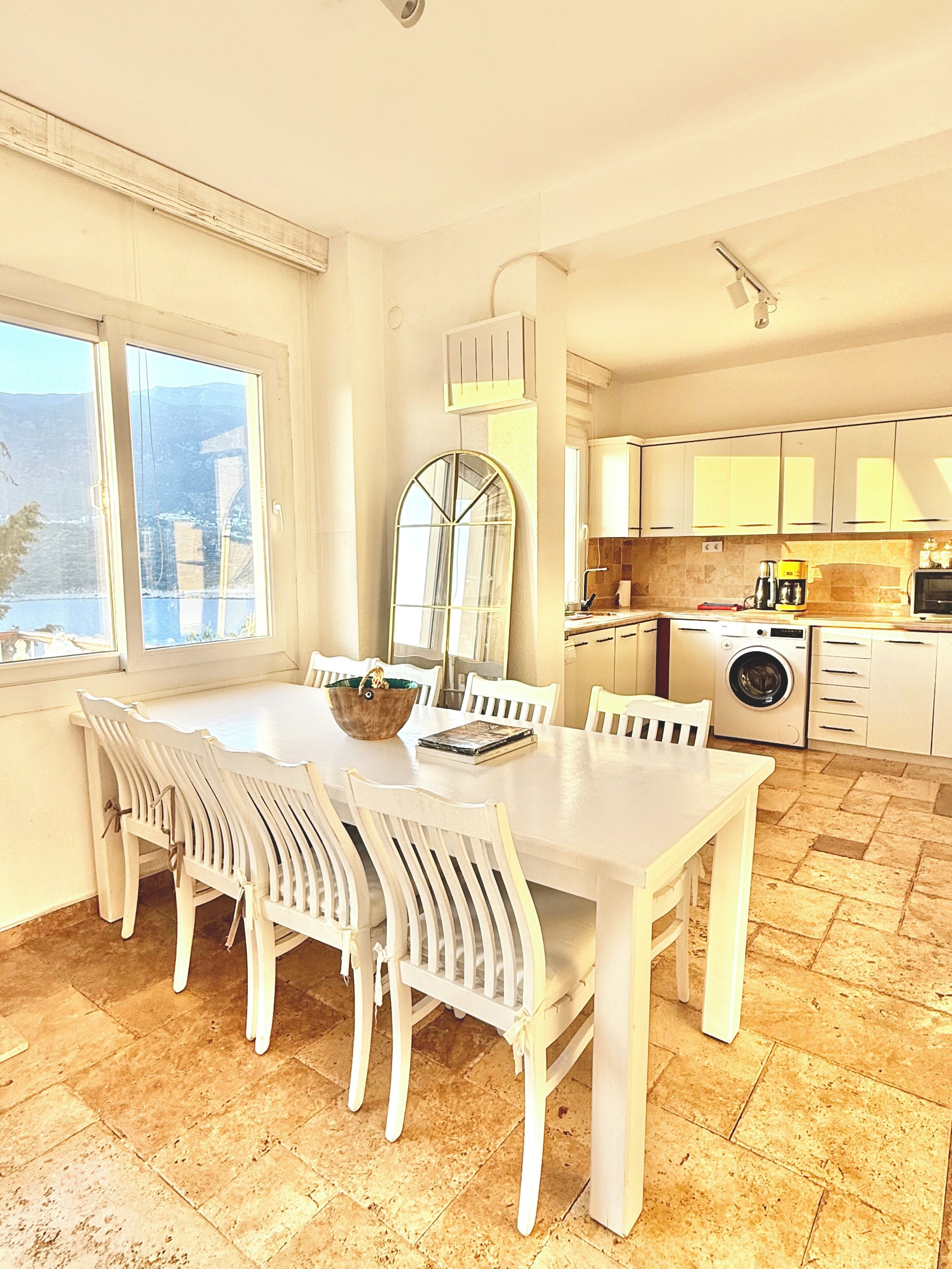 Huvila | Yksityinen keittiö | Täysikokoinen jääkaappi, astianpesukone, talouspaperi