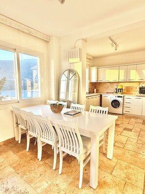 Villa | Eget kjøkken | Kjøleskap, oppvaskmaskin og papirhåndklær