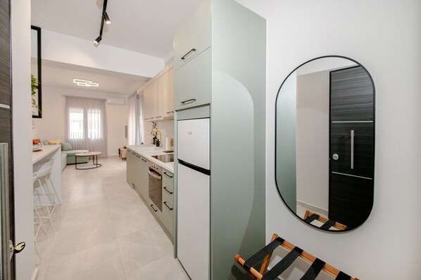 Suite | 1 bedroom, desk, soundproofing, Internet