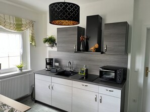 Kylskåp, ugn, spishäll och kaffe- och tebryggare