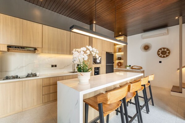 Réfrigérateur, micro-ondes, plaque de cuisson, cafetière/bouilloire