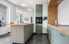 Fridge, microwave, oven, stovetop - Stunning home in Spøttrup with sauna (Spøttrup)