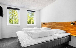 4 bedrooms, travel crib, free WiFi