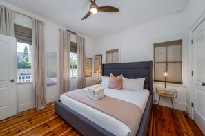 4 bedrooms, desk, iron/ironing board, free WiFi - Charming Charleston Getaway (Charleston)