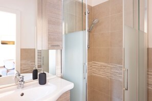 Suihku, ilmaiset hygieniatuotteet, hiustenkuivaaja, bidee