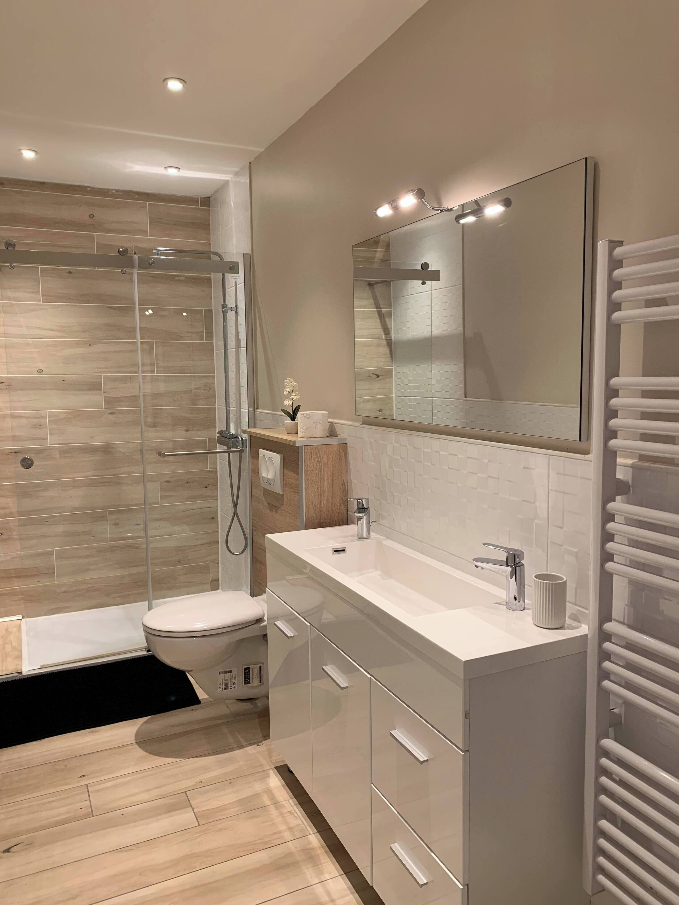 Douche, sèche-cheveux, serviettes fournies, papier toilette