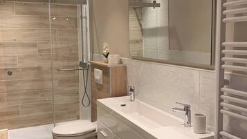 Douche, sĂšche-cheveux, serviettes fournies, papier toilette