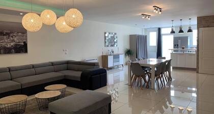 Very large renovated loft in the center of Montluçon, FREE WIFI