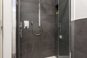 Dusche, Haartrockner, Bidet, Handtücher
