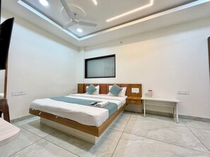 Premium bedding, soundproofing, free WiFi, bed sheets - Hotel Shree Nakoda Paradise - Ujjain (Ujjain)