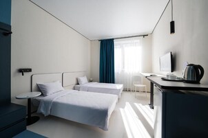 Standaard kamer, 1 twee- of 2 eenpersoonsbedden, uitzicht op binnenplaats | Hypoallergeen beddengoed, een kluis op de kamer, een laptopwerkplek