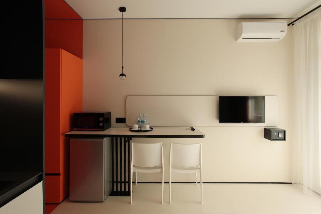Departamento superior, balcón, vista al patio | Ropa de cama hipoalergénica y caja de seguridad en la habitación 
