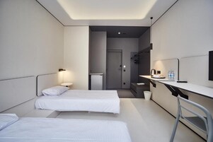 Ropa de cama hipoalergénica y caja de seguridad en la habitación