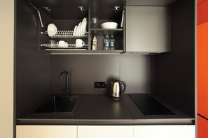 Apartament superior, vistes al pati | 1 dormitori, caixa forta a l'habitació i cortines opaques
